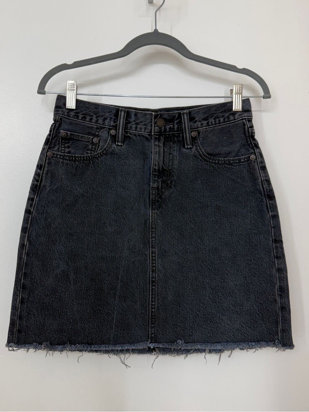 Levi's Denim Mini Skirt Size 25 Black Gray Wash Raw Hem 5 Pocket Y2K